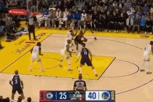 硬碰硬！小卡篮下强攻巴特勒转身抛投命中