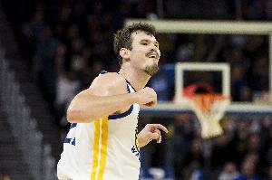 科尔：波斯特是比赛焦点 他毫无畏惧进关键球防守很棒为他高兴