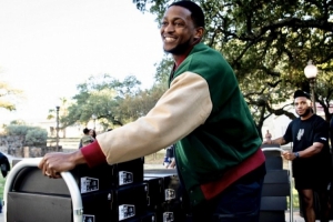 给老铁们拿点福利！福克斯给当地球迷送上自己的最新球鞋